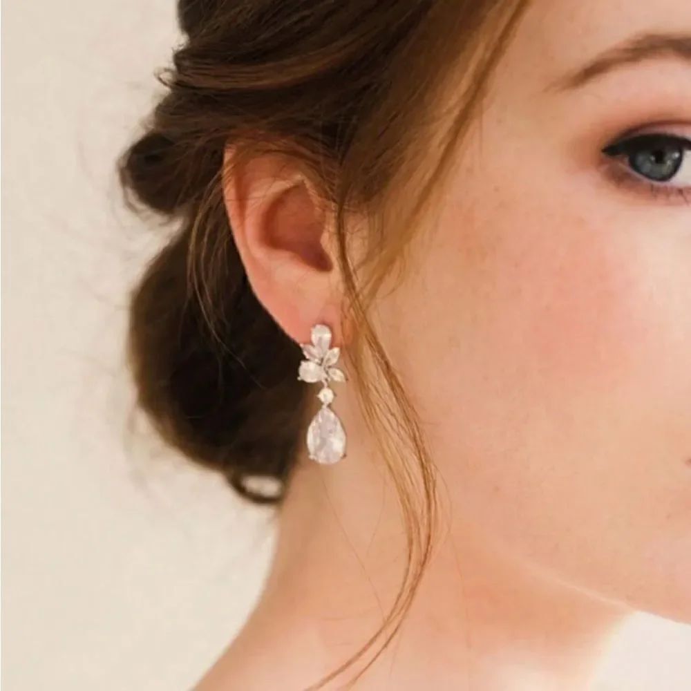 Diamond stud earrings A207